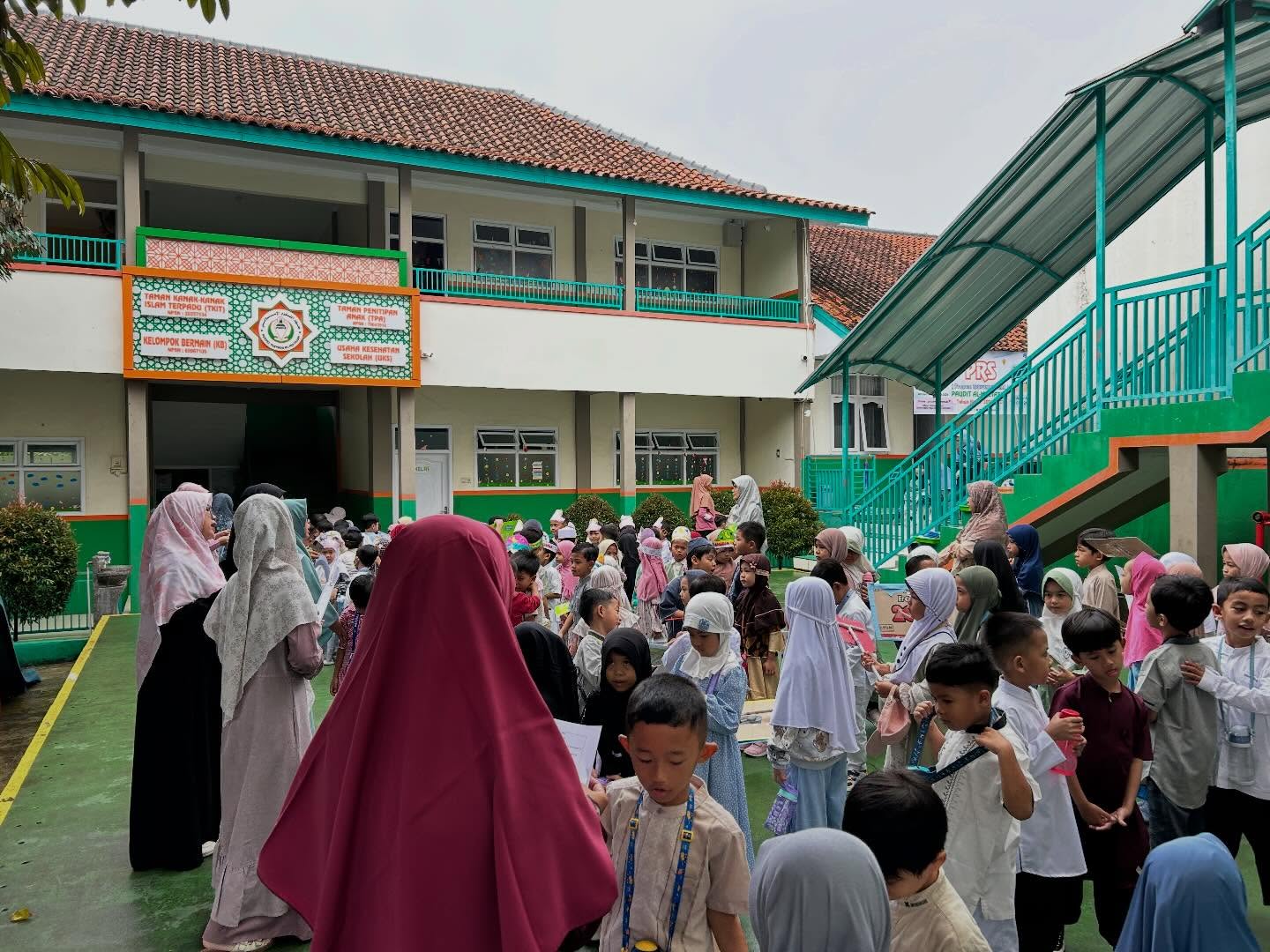 Little hands, big hearts, and a lot of excitement for Ramadhan!
Alhamdulillah, Masya Allah hari ini teman-teman kecil di PAUDIT Al-Multazam ikut meramaikan Pawai Tarhib Ramadhan. Tujuannya adalah untuk membangun rasa antusias anak anak bahwa Ramadhan itu menyenangkan, bukan menakutkan karena harus menahan lapar.
Siapa nih yang sudah tidak sabar untuk puasa????😄
