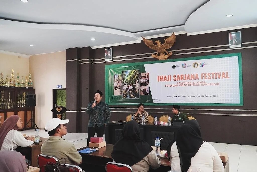 Jadi Rangkaian Muktamar NU ke-35, Content Creator RSI Siti Hajar Sidoarjo Jadi Narasumber IS FEST 2026 JOMBANG, 26 Agustus 2026 - Muktamar ke-35 Nahdlatul Ulama (NU) di Jombang tidak hanya menjadi momentum penting bagi perjalanan organisasi, tetapi juga menjadi ruang bagi generasi muda untuk belajar, berkreasi, dan mengabadikan berbagai cerita melalui karya kreatif. Semangat tersebut hadir melalui Imaji Sarjana Festival (IS FEST) 2026, yang menjadi salah satu rangkaian kegiatan Muktamar NU ke-35. Kegiatan yang digelar di Gedung PKK Kabupaten Jombang, Rabu (26/8/2026), menghadirkan pelatihan dan kompetisi fotografi serta videografi berbasis smartphone. Dalam agenda pelatihan tersebut, dua Content Creator RSI Siti Hajar Sidoarjo, Fahmi Adimara dan Ryan Guty, dipercaya menjadi narasumber untuk berbagi pengalaman dan pengetahuan kepada para peserta.... https://siaran-berita.com/jadi-rangkaian-muktamar-nu-ke-35-content-creator-rsi-siti-hajar-sidoarjo-jadi-narasumber-is-fest-2026/ Jadi Rangkaian Muktamar NU ke-35, Content Creator RSI Siti Hajar Sidoarjo Jadi Narasumber IS FEST 2026 JOMBANG, 26 Agustus 2026 - Muktamar ke-35 Nahdlatul Ulama (NU) di Jombang tidak hanya menjadi momentum penting bagi perjalanan organisasi, tetapi juga menjadi ruang bagi generasi muda untuk belajar, berkreasi, dan mengabadikan berbagai cerita melalui karya kreatif. Semangat tersebut hadir melalui Imaji Sarjana Festival (IS FEST) 2026, yang menjadi salah satu rangkaian kegiatan Muktamar NU ke-35. Kegiatan yang digelar di Gedung PKK Kabupaten Jombang, Rabu (26/8/2026), menghadirkan pelatihan dan kompetisi fotografi serta videografi berbasis smartphone. Dalam agenda pelatihan tersebut, dua Content Creator RSI Siti Hajar Sidoarjo, Fahmi Adimara dan Ryan Guty, dipercaya menjadi narasumber untuk berbagi pengalaman dan pengetahuan kepada para peserta.... https://siaran-berita.com/jadi-rangkaian-muktamar-nu-ke-35-content-creator-rsi-siti-hajar-sidoarjo-jadi-narasumber-is-fest-2026/