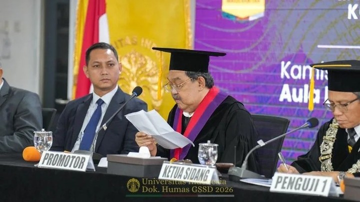 Disertasi Dr Dede Suryanto Hadirkan Gagasan Baru Ekosistem SCF untuk Mengurangi Kesenjangan Pendanaan Antardaerah Siaran Berita, Jakarta, (31/8/2026) — Digitalisasi sektor keuangan membuka peluang baru bagi usaha mikro, kecil, dan menengah (UMKM) untuk memperoleh modal di luar perbankan. Namun, kemudahan teknologi belum sepenuhnya menghapus kesenjangan akses pendanaan. Lokasi, kedekatan sosial, komunitas, hubungan personal, hingga kepercayaan masih menjadi faktor yang ikut menentukan pertemuan antara pelaku usaha dan pemodal. Persoalan tersebut menjadi perhatian Dr. Dede Suryanto, S.Sos., M.Si., dosen Program Studi Administrasi Keuangan dan Perbankan, Sekolah Vokasi Universitas Indonesia (UI), melalui penelitian doktoralnya. Dede mempertahankan disertasi berjudul “Model Ekosistem Financial Technology Securities Crowdfunding Berkelanjutan: Konvergensi Pendanaan, Manajemen Risiko dan Integrasi Faktor Geografis sebagai Mediator Transmisi Spasial” dalam sidang promosi doktor di Gedung IASTH, Kampus UI Salemba, Kamis (13/8/2026).... https://siaran-berita.com/disertasi-dr-dede-suryanto-hadirkan-gagasan-baru-ekosistem-scf-untuk-mengurangi-kesenjangan-pendanaan-antardaerah/ Disertasi Dr Dede Suryanto Hadirkan Gagasan Baru Ekosistem SCF untuk Mengurangi Kesenjangan Pendanaan Antardaerah Siaran Berita, Jakarta, (31/8/2026) — Digitalisasi sektor keuangan membuka peluang baru bagi usaha mikro, kecil, dan menengah (UMKM) untuk memperoleh modal di luar perbankan. Namun, kemudahan teknologi belum sepenuhnya menghapus kesenjangan akses pendanaan. Lokasi, kedekatan sosial, komunitas, hubungan personal, hingga kepercayaan masih menjadi faktor yang ikut menentukan pertemuan antara pelaku usaha dan pemodal. Persoalan tersebut menjadi perhatian Dr. Dede Suryanto, S.Sos., M.Si., dosen Program Studi Administrasi Keuangan dan Perbankan, Sekolah Vokasi Universitas Indonesia (UI), melalui penelitian doktoralnya. Dede mempertahankan disertasi berjudul “Model Ekosistem Financial Technology Securities Crowdfunding Berkelanjutan: Konvergensi Pendanaan, Manajemen Risiko dan Integrasi Faktor Geografis sebagai Mediator Transmisi Spasial” dalam sidang promosi doktor di Gedung IASTH, Kampus UI Salemba, Kamis (13/8/2026).... https://siaran-berita.com/disertasi-dr-dede-suryanto-hadirkan-gagasan-baru-ekosistem-scf-untuk-mengurangi-kesenjangan-pendanaan-antardaerah/