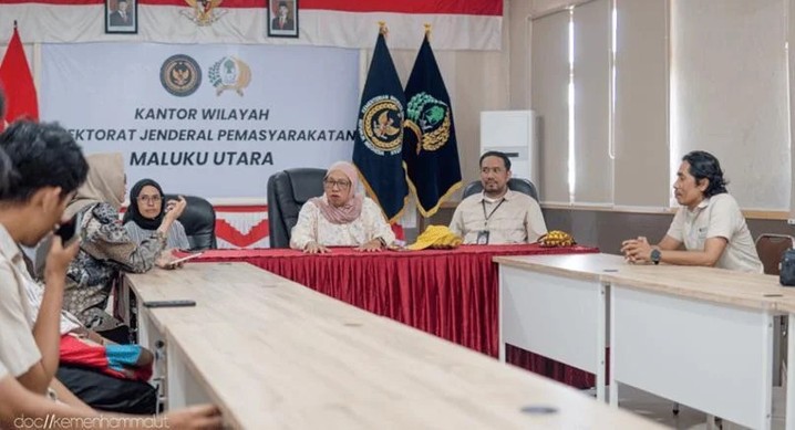 Perkuat Integritas dan Tusi ASN, Direktur Penguatan Kapasitas HAM Sambangi Wilker Maluku Utara Ternate – Jajaran pegawai Wilayah Kerja (Wilker) Kementerian Hak Asasi Manusia (Kemenham) Maluku Utara menerima pengarahan tatap muka dari Direktur Penguatan Kapasitas Hak Asasi Manusia Aparatur Negara, Novie Soegiharti, S.Sos., M.Si. Pertemuan ini diselenggarakan dalam rangka memperkuat integritas moral serta mengoptimalkan pelaksanaan tugas dan fungsi (tusi) pegawai di daerah. Dalam kegiatan ini, Novie Soegiharti didampingi oleh Kepala Subdirektorat Sistem dan Strategi Penguatan Kapasitas HAM Aparatur Negara, Mikeu Asriningpuri, serta Perancang Peraturan Perundang-undangan Ahli Pertama, Cindhy Putri Anindhyta. Novie Soegiharti menegaskan bahwa integritas merupakan nilai mutlak yang harus dimiliki oleh setiap aparatur negara dalam menjalankan tugas-tugas pelayanan publik berbasis hak asasi manusia.... https://siaran-berita.com/perkuat-integritas-dan-tusi-asn-direktur-penguatan-kapasitas-ham-sambangi-wilker-maluku-utara/ Perkuat Integritas dan Tusi ASN, Direktur Penguatan Kapasitas HAM Sambangi Wilker Maluku Utara Ternate – Jajaran pegawai Wilayah Kerja (Wilker) Kementerian Hak Asasi Manusia (Kemenham) Maluku Utara menerima pengarahan tatap muka dari Direktur Penguatan Kapasitas Hak Asasi Manusia Aparatur Negara, Novie Soegiharti, S.Sos., M.Si. Pertemuan ini diselenggarakan dalam rangka memperkuat integritas moral serta mengoptimalkan pelaksanaan tugas dan fungsi (tusi) pegawai di daerah. Dalam kegiatan ini, Novie Soegiharti didampingi oleh Kepala Subdirektorat Sistem dan Strategi Penguatan Kapasitas HAM Aparatur Negara, Mikeu Asriningpuri, serta Perancang Peraturan Perundang-undangan Ahli Pertama, Cindhy Putri Anindhyta. Novie Soegiharti menegaskan bahwa integritas merupakan nilai mutlak yang harus dimiliki oleh setiap aparatur negara dalam menjalankan tugas-tugas pelayanan publik berbasis hak asasi manusia.... https://siaran-berita.com/perkuat-integritas-dan-tusi-asn-direktur-penguatan-kapasitas-ham-sambangi-wilker-maluku-utara/